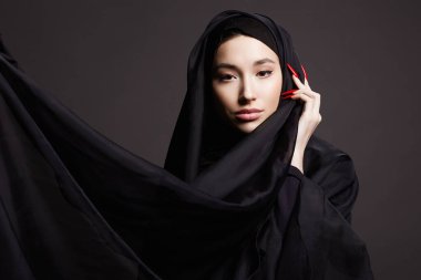 Uzun tırnaklı güzel bir İslami genç kadın. tesettürlü güzel kız. moda doğulu model