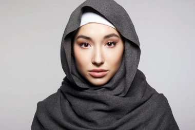 Başörtüsü ya da eşarp takmış güzel genç bir kadın. Moda müslümanı kız portresi. din