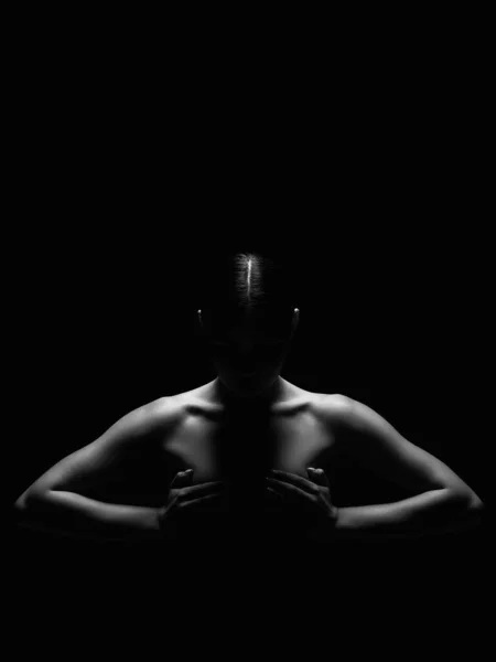 在黑暗中裸女的轮廓 漂亮的裸体女孩 黑白肖像画 — 图库照片