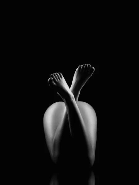 女性の美しい裸の足 暗闇の中の少女の体のシルエット 白黒ポスター — ストック写真