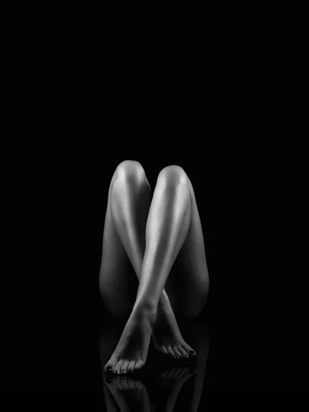 Žena Krásné Nahé Nohy Silueta Dívčího Těla Tmě Černobílý Plakát — Stock fotografie
