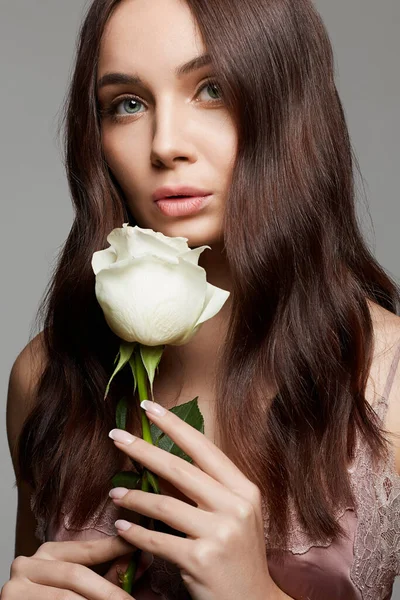 美しいヌードメイクアップ女性と花 美白バラと官能的な女の子の肖像画 — ストック写真