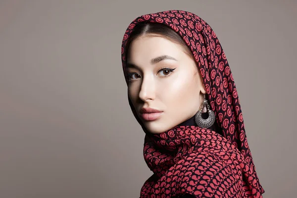 Vacker Ung Kvinna Slöja Och Smycken Skönhetstjej Färghijab Mode Orientalisk — Stockfoto