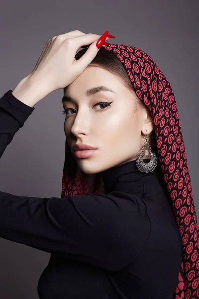 Mooie Jonge Vrouw Kleur Sluier Sieraden Schoonheid Meisje Kleur Hijab — Stockfoto