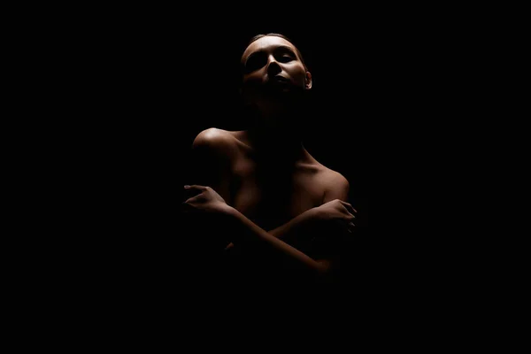 暗闇の中でヌード女性のシルエット 美しい裸のボディガール — ストック写真