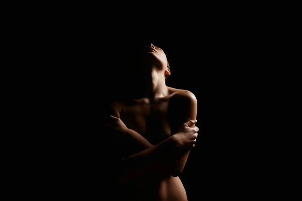 暗闇の中でヌード女性のシルエット 美しい裸のボディガール — ストック写真