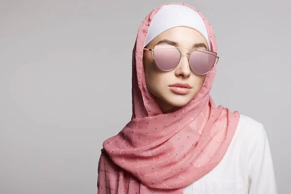 Красивая Девушка Исламском Стиле Красотка Хиджабе Солнцезащитных Очках Восточная Модель — стоковое фото