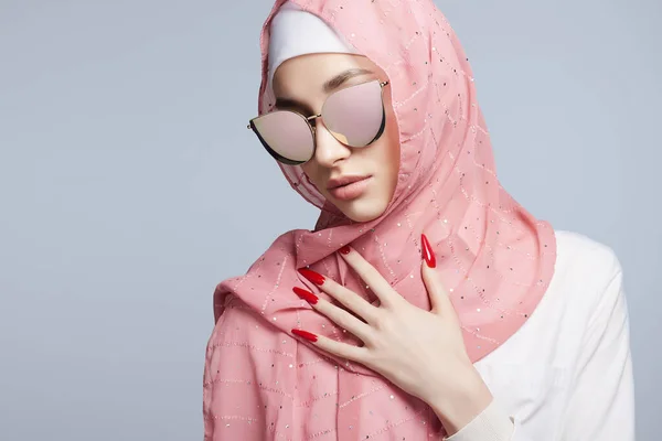 長い爪を持つ美しいイスラム教徒の若い女性 ヒジャーブとサングラスの美少女 ファッション オリエンタル モデル アジアの顔 — ストック写真