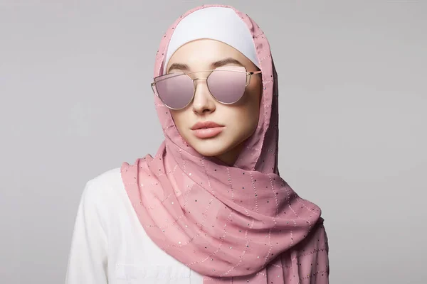 Bella Stile Islamico Giovane Donna Bellezza Ragazza Hijab Occhiali Sole — Foto Stock