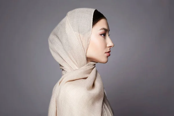 아름다운 음악의 히잡입은 미인이야 오리엔탈 아시아 — 스톡 사진