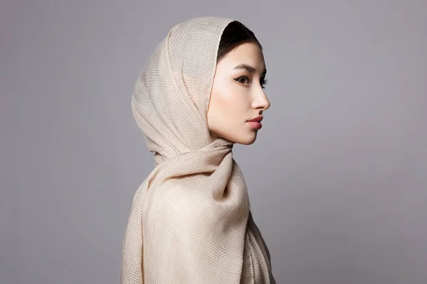 美しい若いイスラム教徒の女性 ヒジャーブの美少女 ファッションオリエンタルスタイルモデル アジア人 — ストック写真