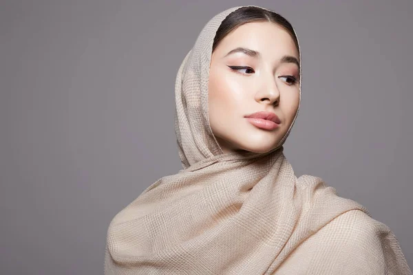 Bela Mulher Jovem Islâmica Com Maquiagem Menina Beleza Hijab Moda — Fotografia de Stock