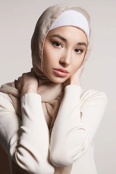 メイクアップと美しいイスラム教徒の若い女性 ヒジャーブの美少女 ファッションオリエンタルスタイルモデル アジア人 — ストック写真