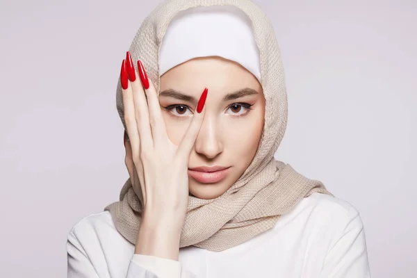 Bela Mulher Jovem Islâmica Com Unhas Longas Menina Beleza Hijab — Fotografia de Stock