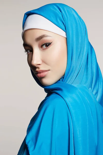Bela Jovem Mulher Muçulmana Beleza Menina Feliz Hijab Moda Modelo — Fotografia de Stock