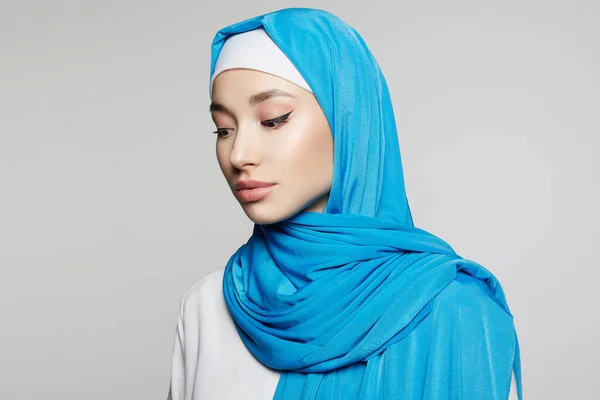 年轻美丽的穆斯林女子 穿着头巾的美女 时尚东方风格模特 亚洲人 — 图库照片
