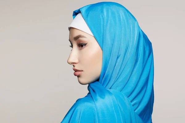 年轻美丽的穆斯林女子 穿着头巾的美女 时尚东方风格模特 亚洲人 — 图库照片