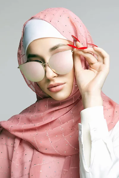 Vacker Islamisk Ung Kvinna Med Långa Naglar Skönhetstjej Hijab Och — Stockfoto