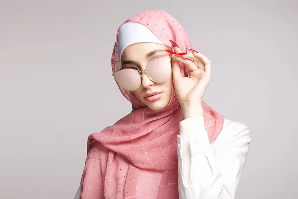美丽的伊斯兰少女 有长长的指甲 戴头巾和太阳镜的美女 东方时装模特 亚洲面孔 — 图库照片