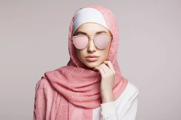 Красивая Девушка Исламском Стиле Красотка Хиджабе Солнцезащитных Очках Восточная Модель — стоковое фото