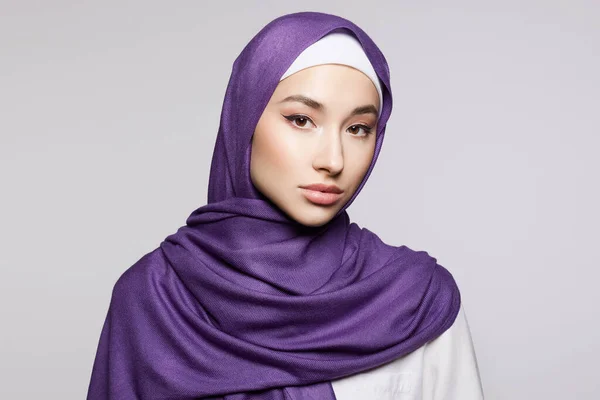 メイクアップと美しい若いイスラム教徒の女性 ヒジャーブの美少女 ファッションオリエンタルスタイルモデル アジア人 — ストック写真