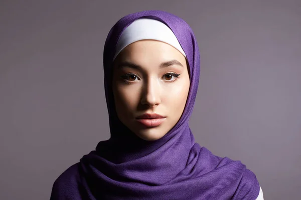 Vacker Islamisk Ung Kvinna Med Make Skönhetstjej Hijab Mode Orientalisk — Stockfoto