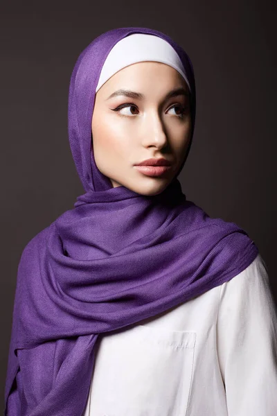 Όμορφη Ισλαμική Νεαρή Γυναίκα Μέικ Όμορφο Κορίτσι Μαντίλα Μόδα Ανατολίτικο — Φωτογραφία Αρχείου