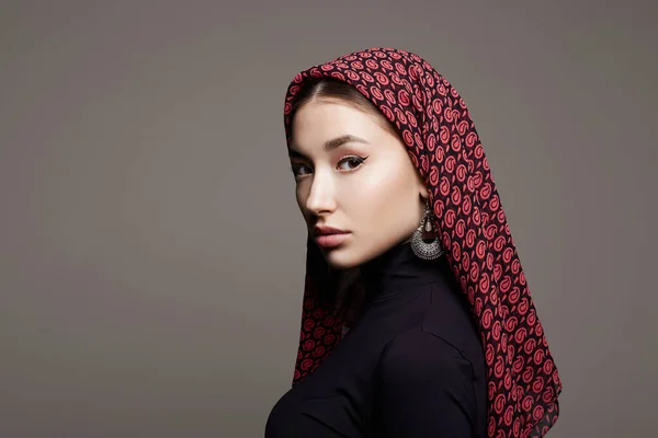 Vacker Ung Kvinna Färg Slöja Och Smycken Skönhetstjej Färgglad Hijab — Stockfoto