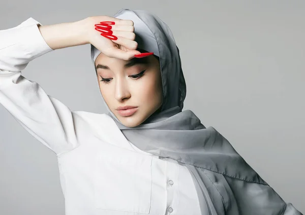 長い爪を持つ美しいイスラム教徒の若い女性 ヒジャーブの美少女 ファッション オリエンタル モデル — ストック写真