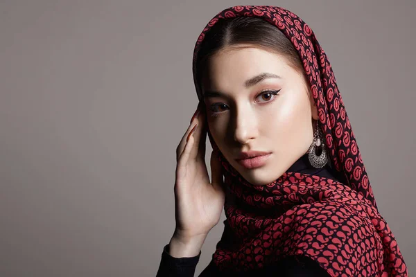 Mooie Jonge Vrouw Kleur Sluier Sieraden Schoonheidsmeisje Kleurrijke Hijab Mode — Stockfoto