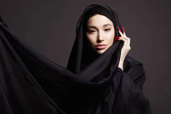 美丽的伊斯兰少女 有长长的指甲 穿着头巾的美女 东方时装模特 — 图库照片