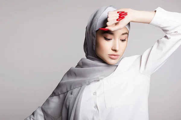 長い爪を持つ美しいイスラム教徒の若い女性 ヒジャーブの美少女 ファッション オリエンタル モデル — ストック写真