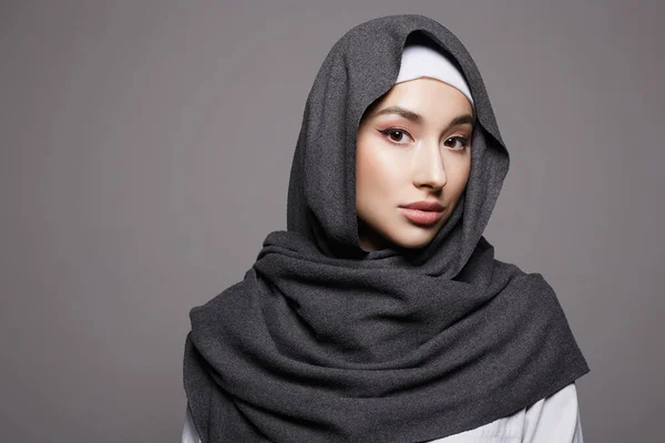 Vacker Ung Kvinna Hijab Eller Halsduk Mode Muslimsk Flicka Porträtt — Stockfoto