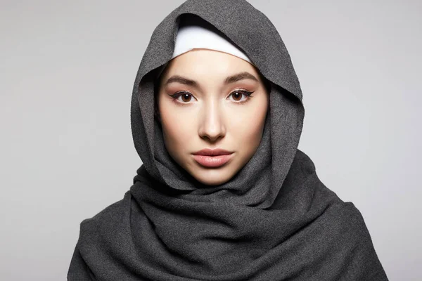 美丽的年轻女子在Hijab或围巾 时尚的穆斯林女孩肖像 — 图库照片