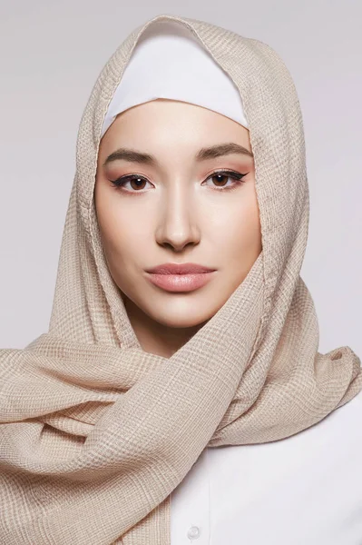 美丽的年轻女子 穿着头巾的美女 时尚东方风格模特 亚洲人或阿拉伯人的样子 — 图库照片