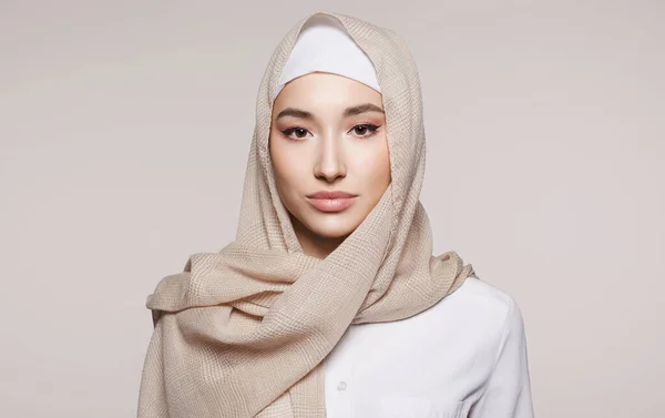 美しい若い女性だ ヒジャーブの美少女 ファッションオリエンタルスタイルモデル アジア人やアラビア人の表情 — ストック写真
