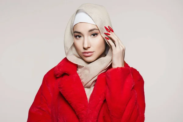 Beautiful Young Woman Hijab Red Fur Beauty Stylish Girl Long — Stock Photo, Image