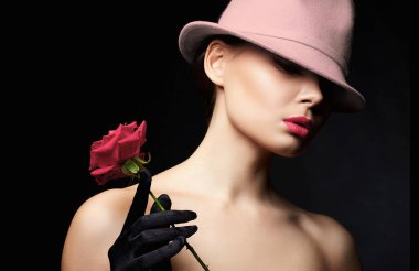Şapkalı ve Eldivenli Güzel Kadın Çiçek Tutuyor. Makyajlı ve Rose 'lu güzel bir kız. güzellik portresi
