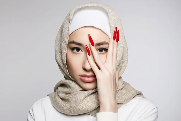 長い爪を持つ美しいイスラム教徒の若い女性 ヒジャーブの美少女 ファッション オリエンタル モデル トレンディマニキュア — ストック写真