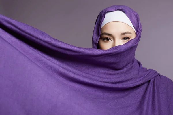 美しいイスラム教徒の若い女性 ヒジャーブの美少女 ファッションオリエンタルスタイルモデル アジアの目 — ストック写真