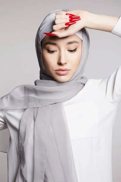 Mooie Islamitische Jonge Vrouw Met Lange Nagels Schoonheidsmeisje Hijab Mode — Stockfoto