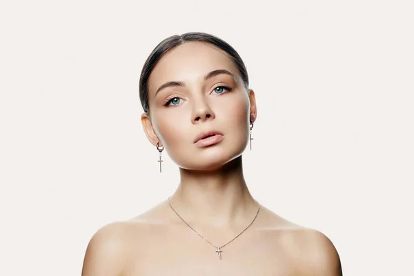 Vacker Ung Kvinna Med Smycken Snygga Tillbehör Flicka Skönhetsporträtt — Stockfoto