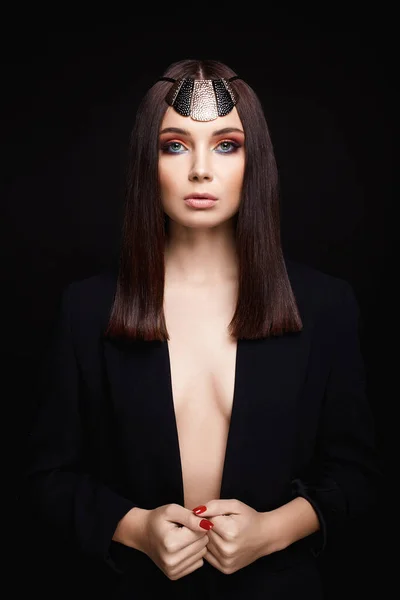 Takı Giymiş Güzel Seksi Bir Kadının Moda Portresi Taç Esmer — Stok fotoğraf