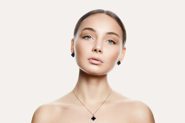 Beautiful Young Woman Elegant Necklace Earrings Pretty Girl Jewelry — Zdjęcie stockowe