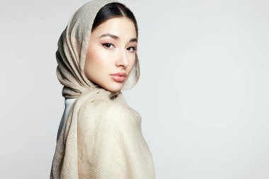 Makyajlı güzel bir İslami genç kadın. tesettürlü güzel kız. Moda doğulu modeli. Asya