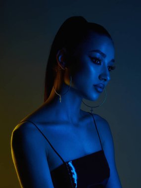 Kırmızı ışıkta güzel bir genç kadın. Lateks giymiş esmer kız. Stüdyo resmi