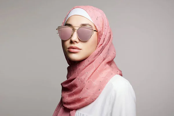 Bela Mulher Jovem Estilo Islâmico Menina Beleza Hijab Óculos Sol — Fotografia de Stock