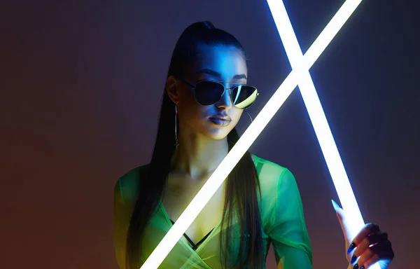 Neon Lambalı Güzel Bir Kadın Güneş Gözlüklü Dansçı Kız — Stok fotoğraf
