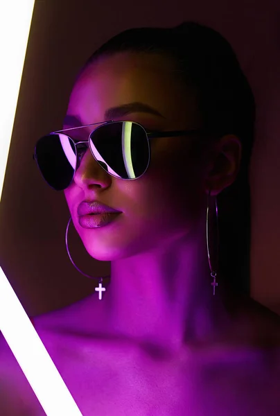 Neon Lambalı Güzel Bir Kadın Mor Işıklı Güneş Gözlüklü Güzel — Stok fotoğraf