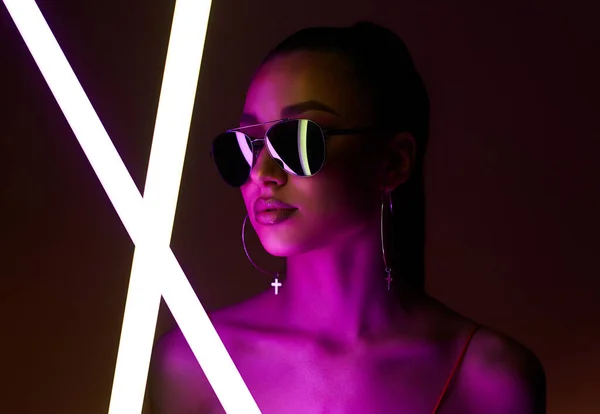 Vacker Kvinna Med Neonlampa Söt Flicka Solglasögon Färg Ljus — Stockfoto
